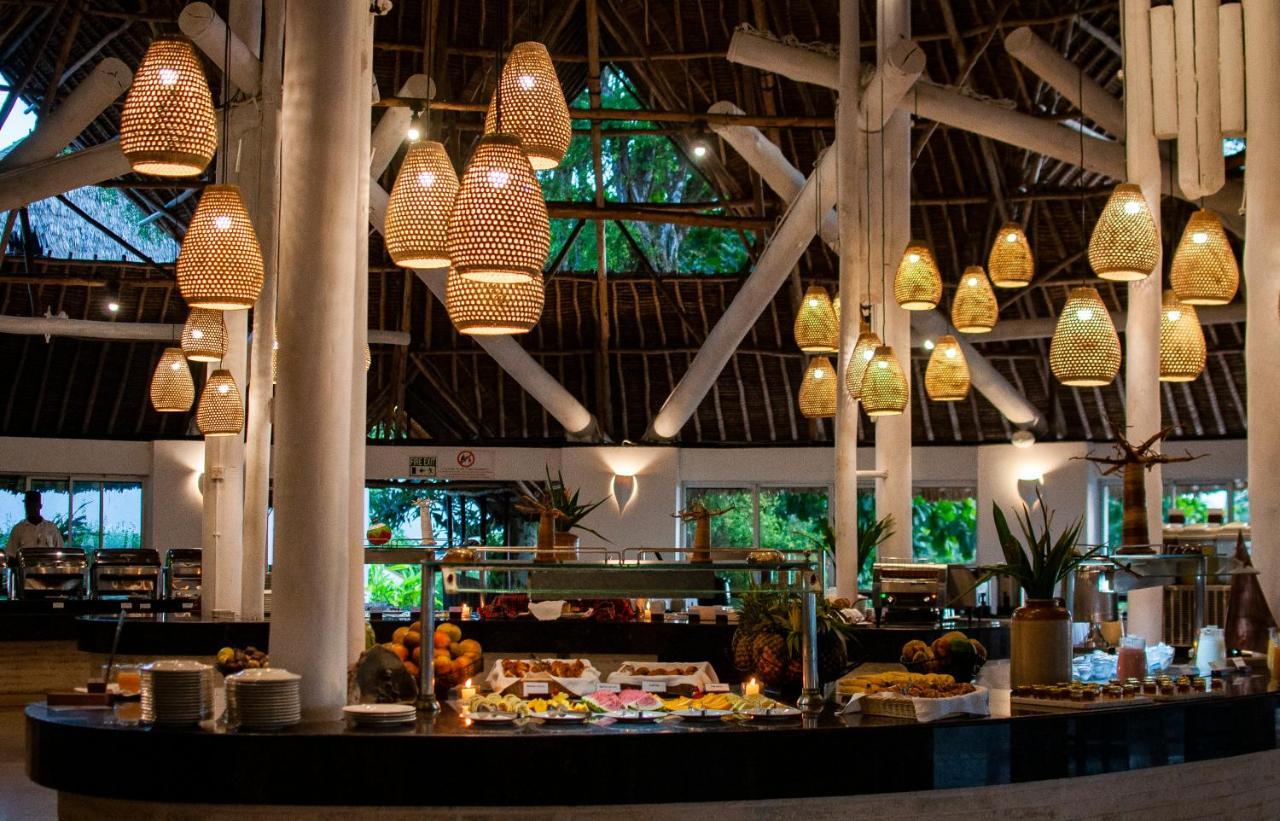 Diamonds Leisure Beach & Golf Resort Diani Beach Εξωτερικό φωτογραφία The buffet at the resort