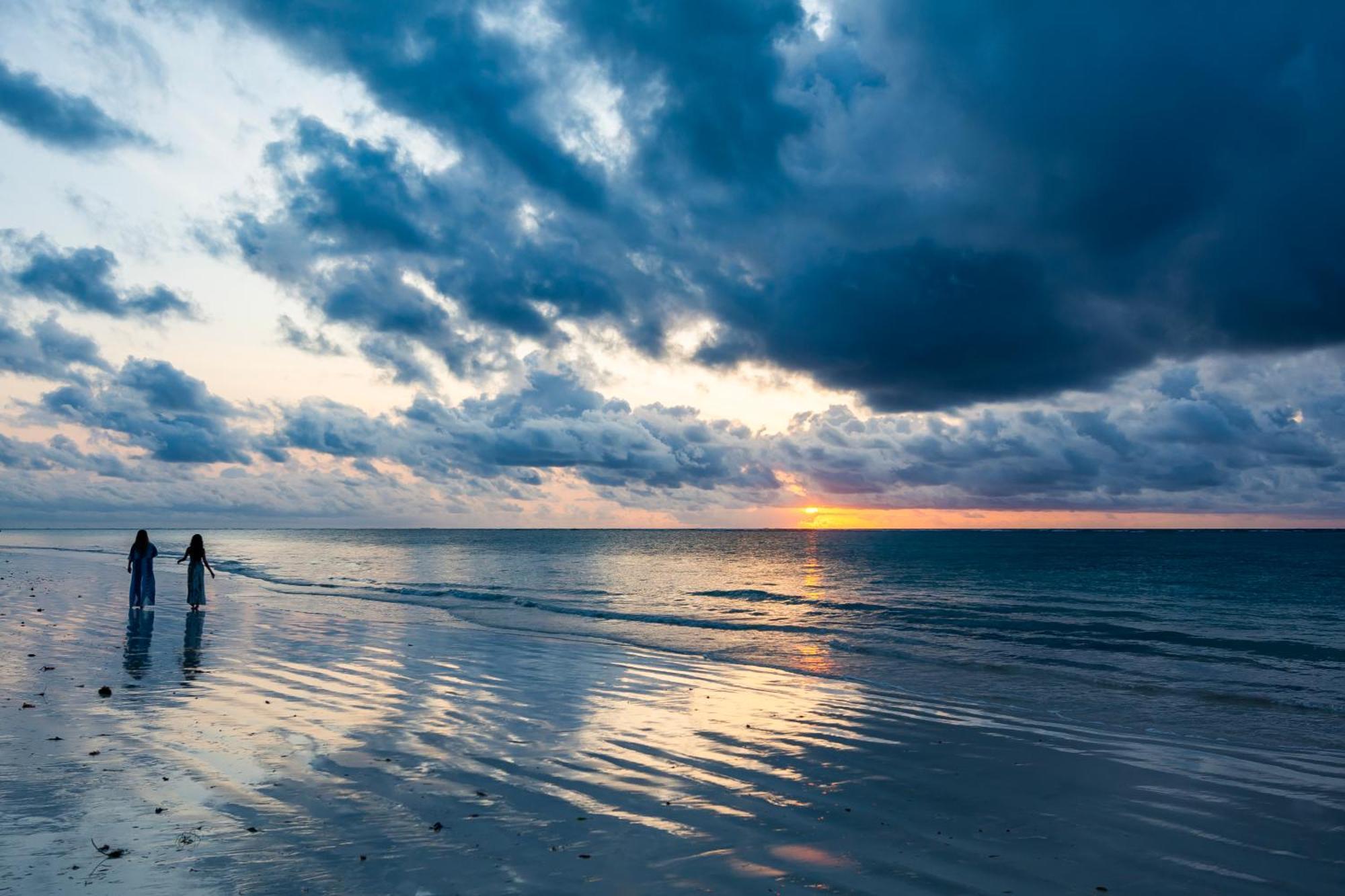 Diamonds Leisure Beach & Golf Resort Diani Beach Εξωτερικό φωτογραφία Sunset at the beach