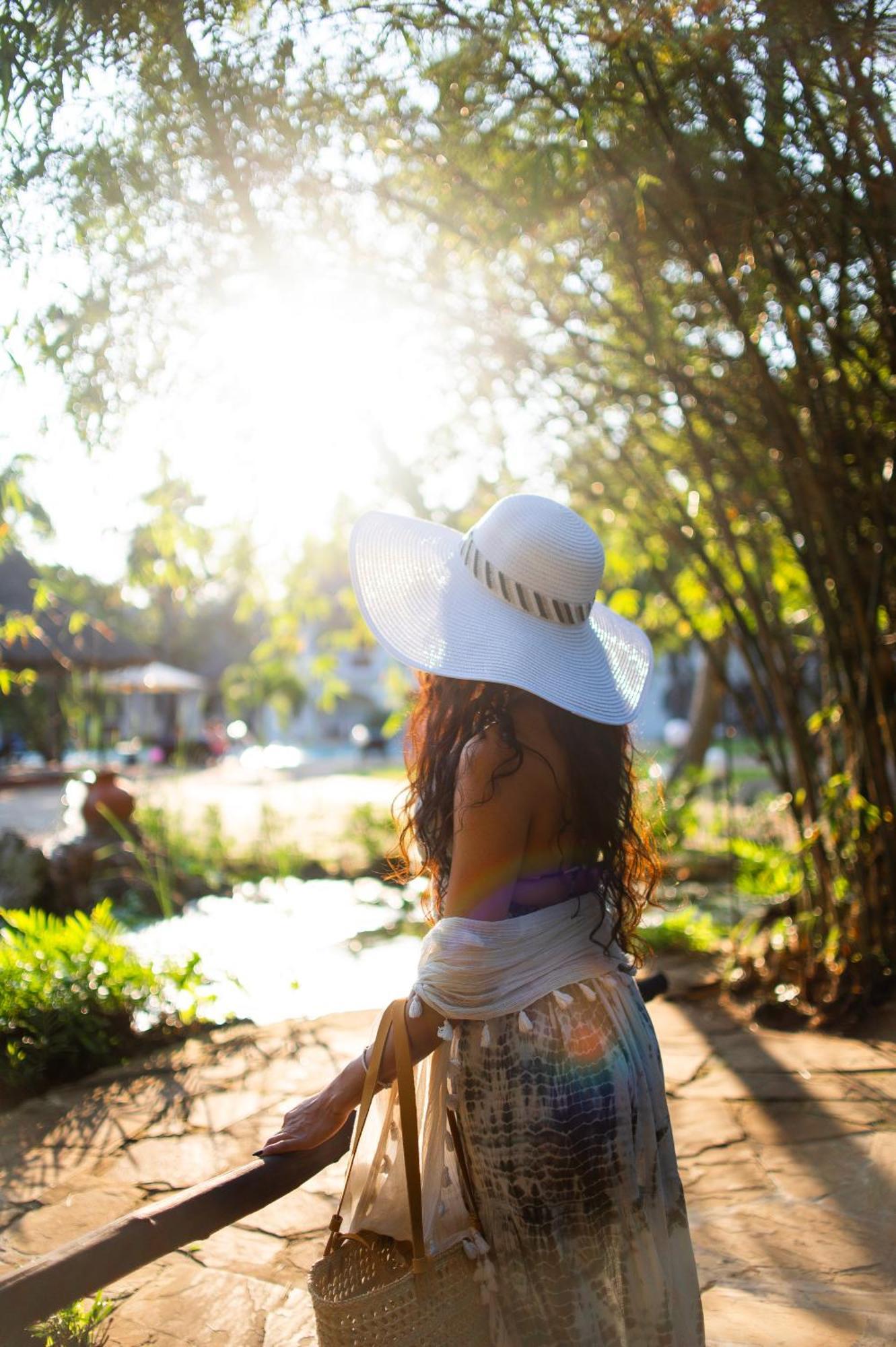 Diamonds Leisure Beach & Golf Resort Diani Beach Εξωτερικό φωτογραφία A woman wearing a sun hat