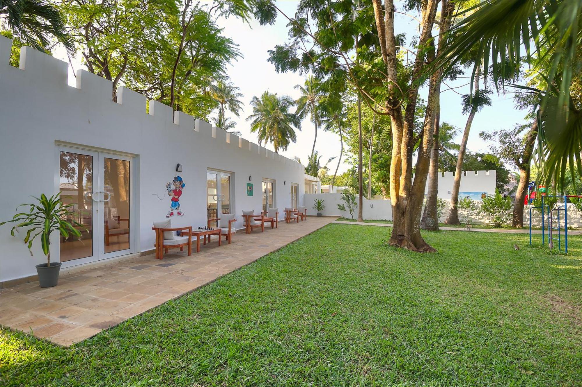 Diamonds Leisure Beach & Golf Resort Diani Beach Εξωτερικό φωτογραφία The hotel's garden