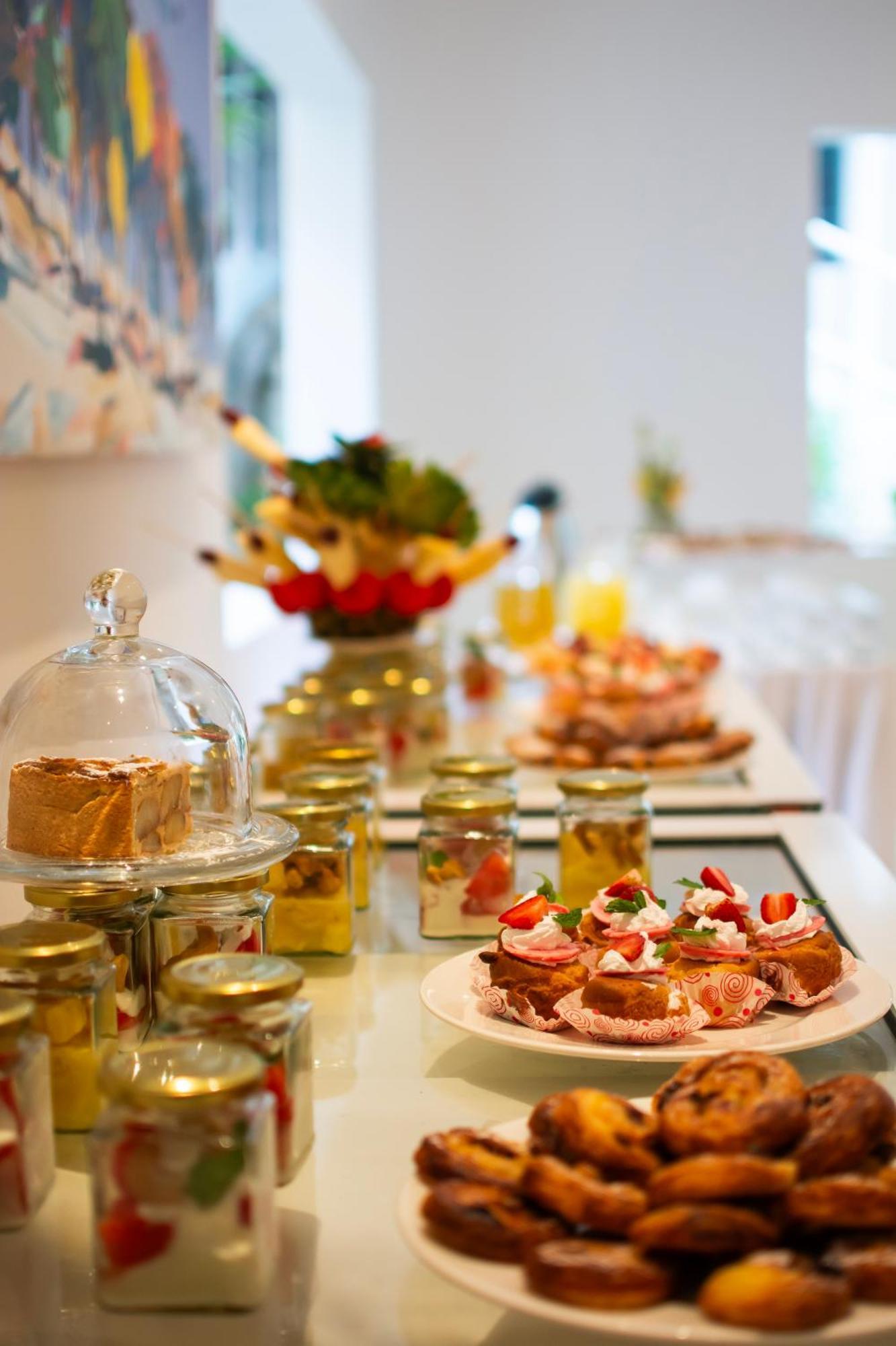 Diamonds Leisure Beach & Golf Resort Diani Beach Εξωτερικό φωτογραφία A buffet at a hotel